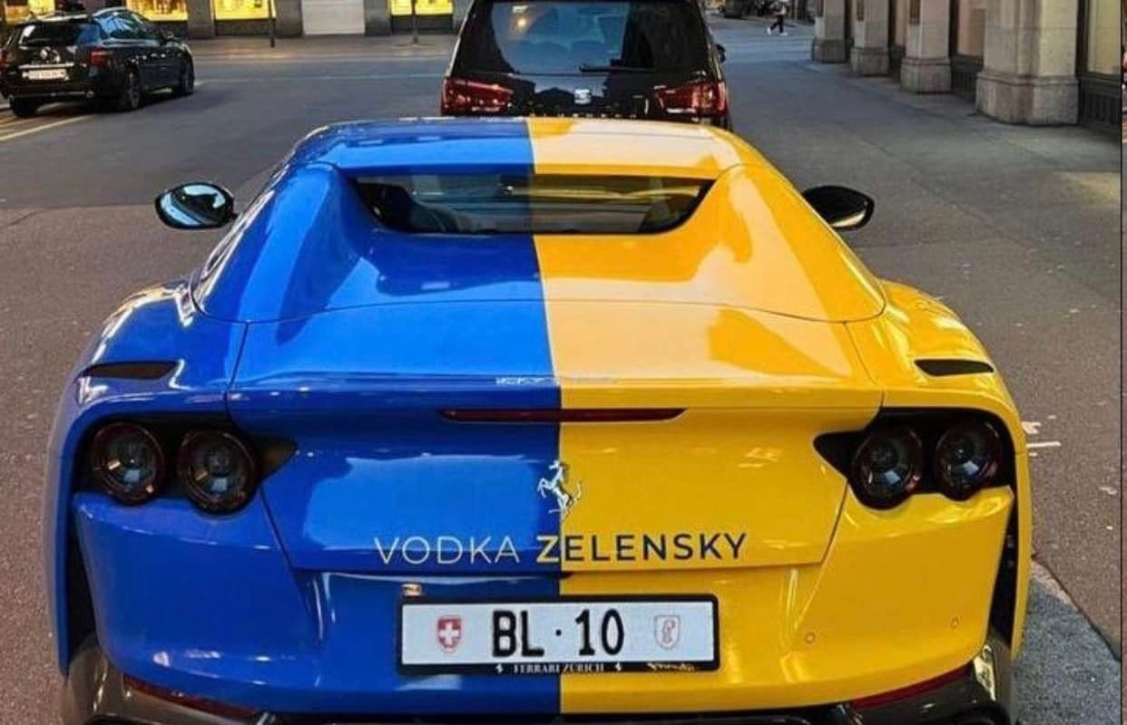 В Европе заметили эксклюзивный суперкар Ferrari в украинских цветах 1