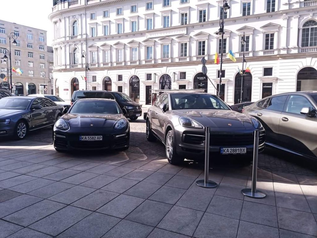 Украинцы активно вывозят в Европу суперкары и дорогие авто (фото, видео)