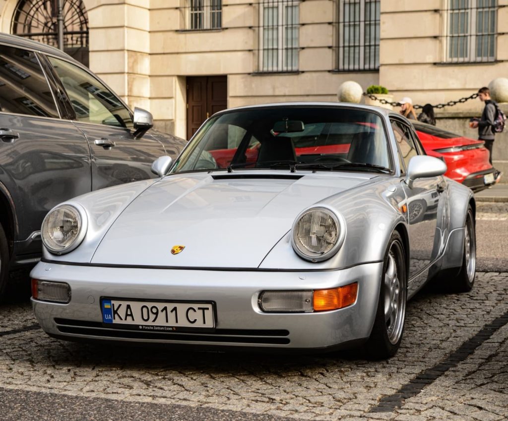 В Европе заметили коллекционный Porsche на украинской регистрации 1