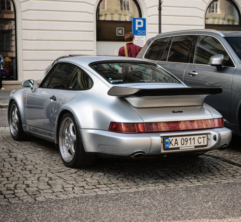 В Европе заметили коллекционный Porsche на украинской регистрации 2