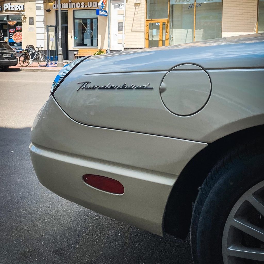 У Києві помітили раритетний ретро-спорткар Ford (фото)