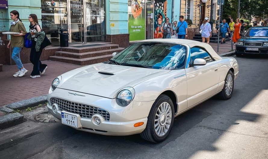 У Києві помітили раритетний ретро-спорткар Ford (фото)