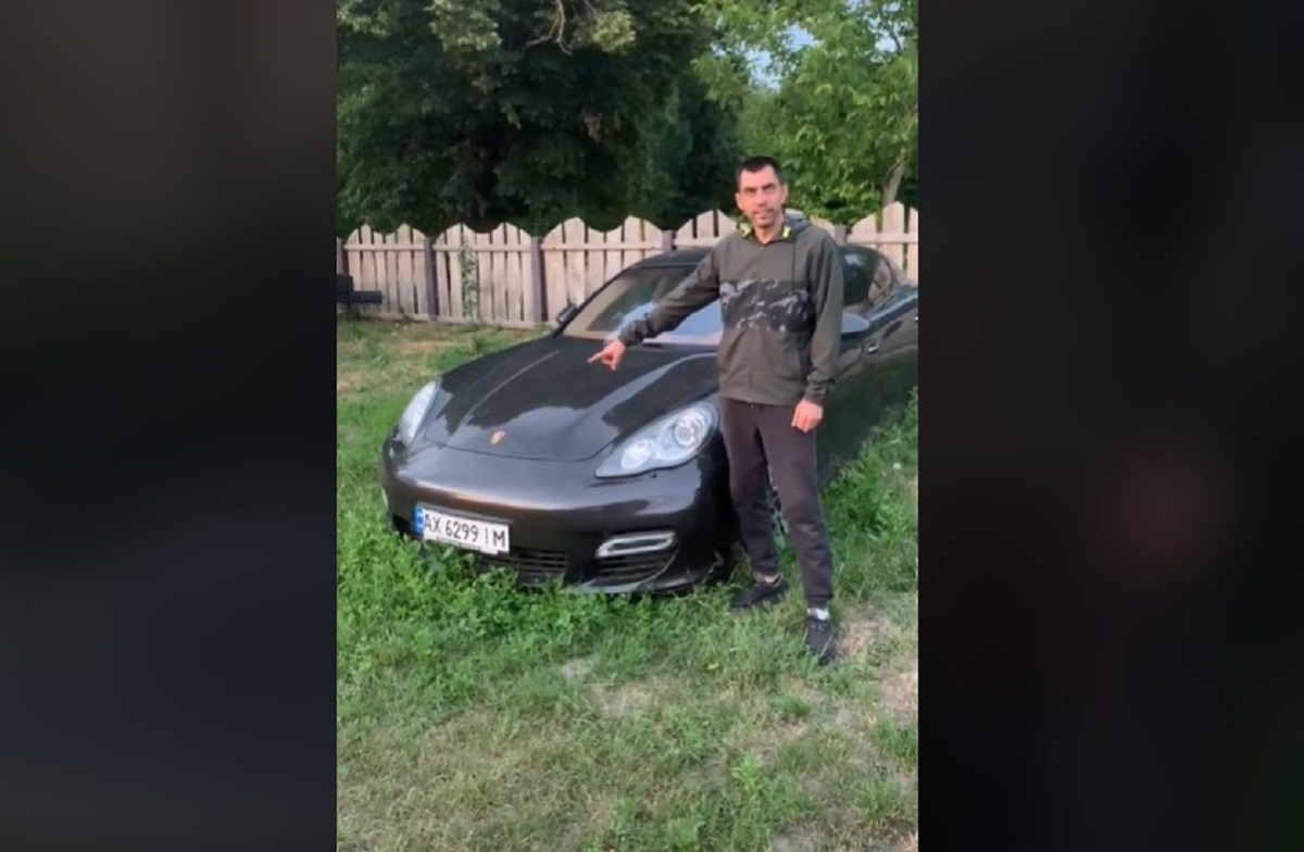 В Украине обнаружили брошенный 24 февраля Porsche (видео) 1