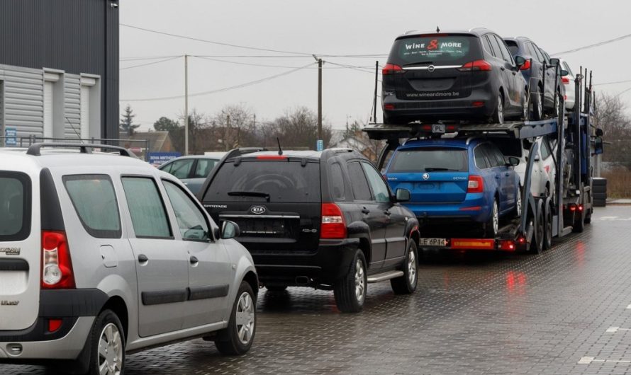 Скільки автомобілів українці розмитнили безкоштовно