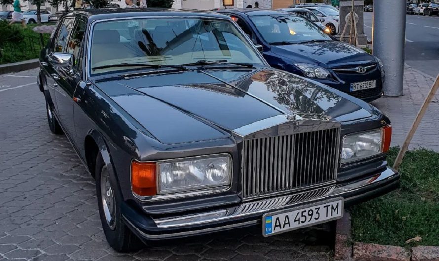 У Києві помітили рідкісний розкішний Rolls-Royce 80-х (фото)