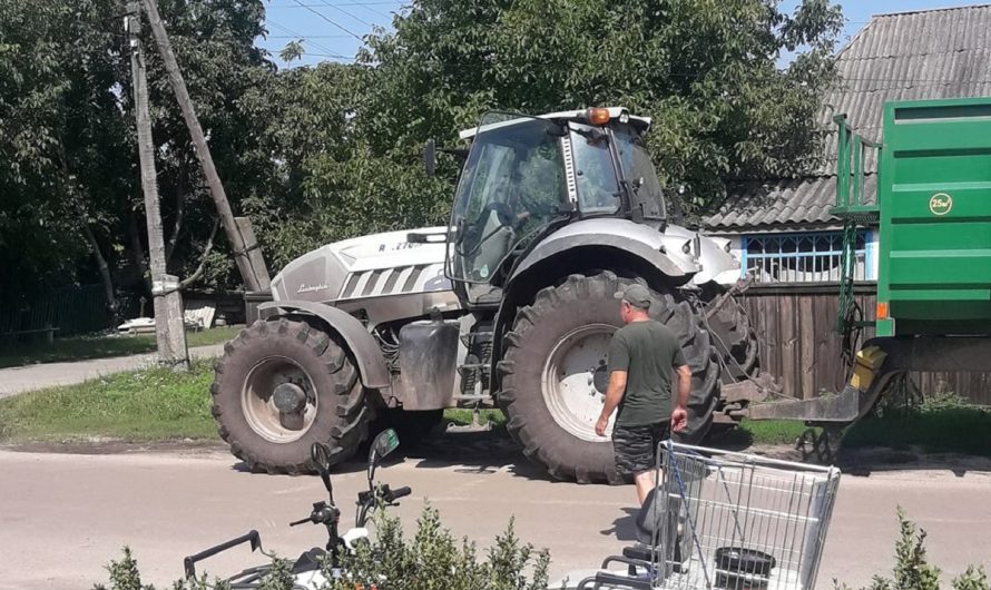 Новина однією картинкою: трактор Lamborghini у простому українському селі