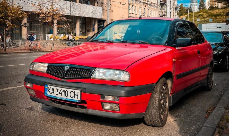 В Україні помітили рідкісне італійське спортивне авто із 90-х (фото)