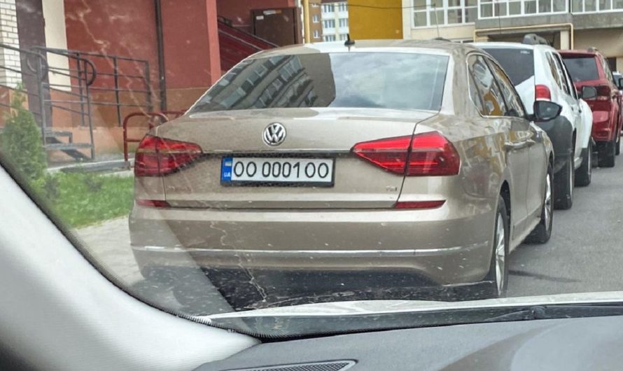 В Україні помітили пересічний авто з дуже непростими номерами (фото)