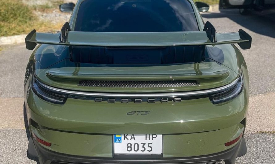В Україні помітили заряджений спорткар Porsche у бойовому хакі (фото)