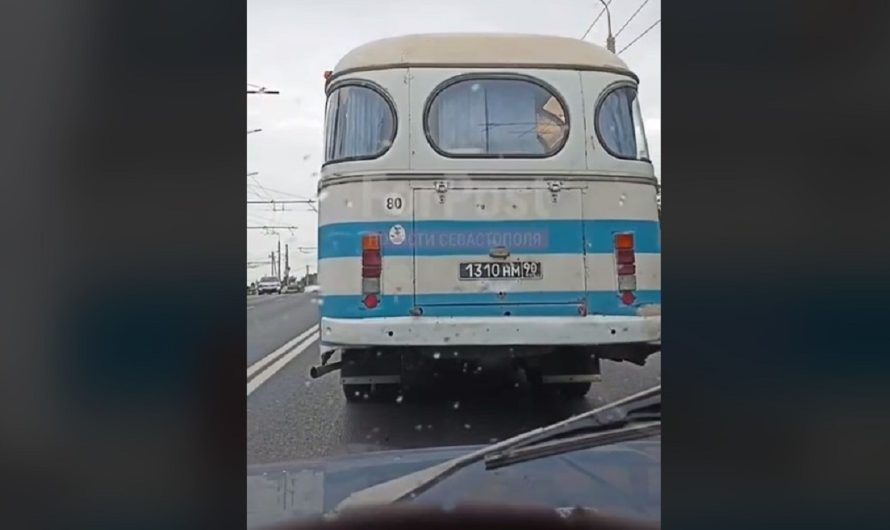 У Криму рф залучає в армію навіть автобуси кінця 1960-х? (відео)