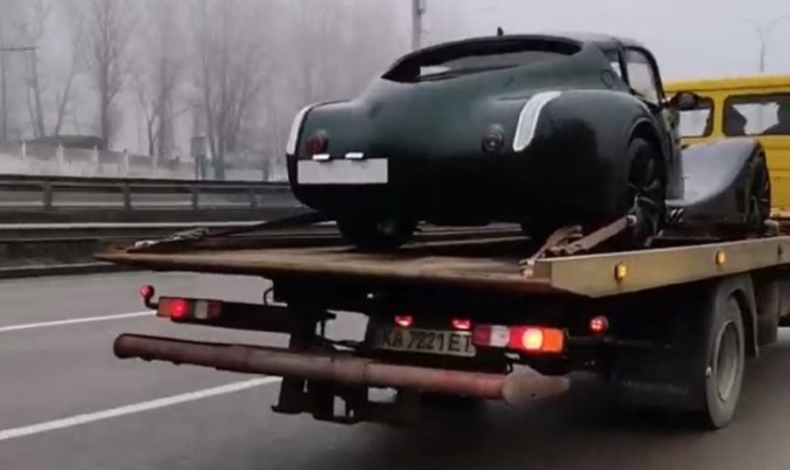 У Києві помітили надзвичайний автомобіль Morgan ручного складання (відео)