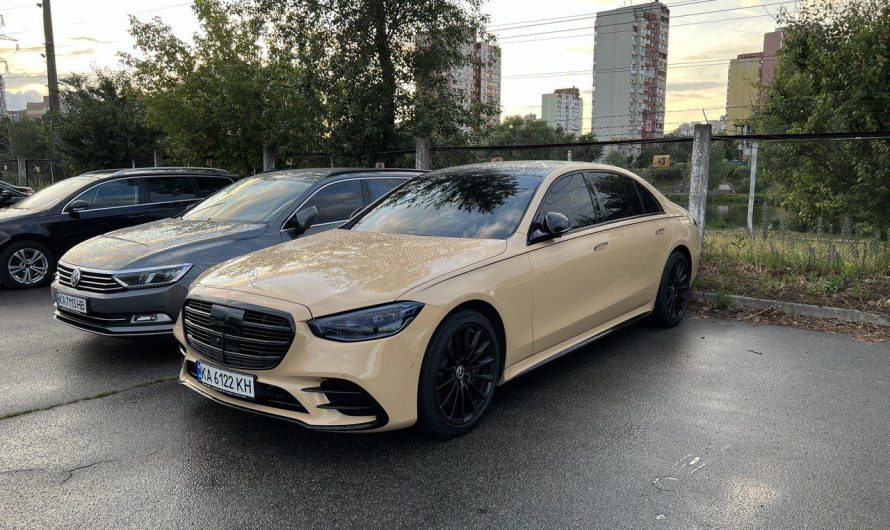 На дорогах України помітили представницький Mercedes дуже незвичного кольору