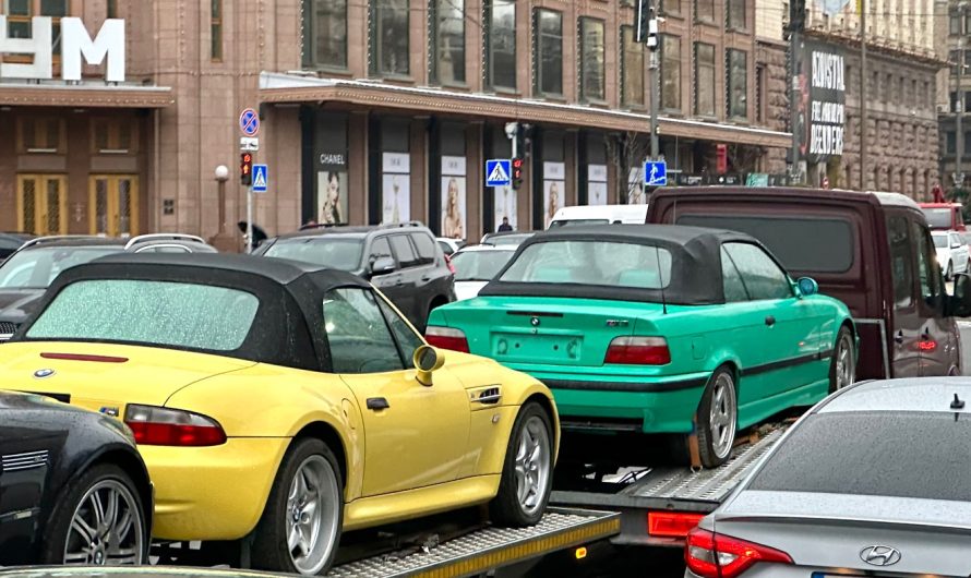 Автовоз з колекційними BMW проїхався вулицями Києва (фото)