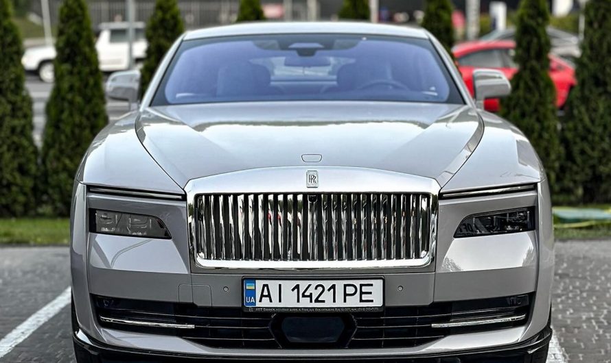 У Києві засвітився новий електрокар Rolls-Royce Spectre (фото)
