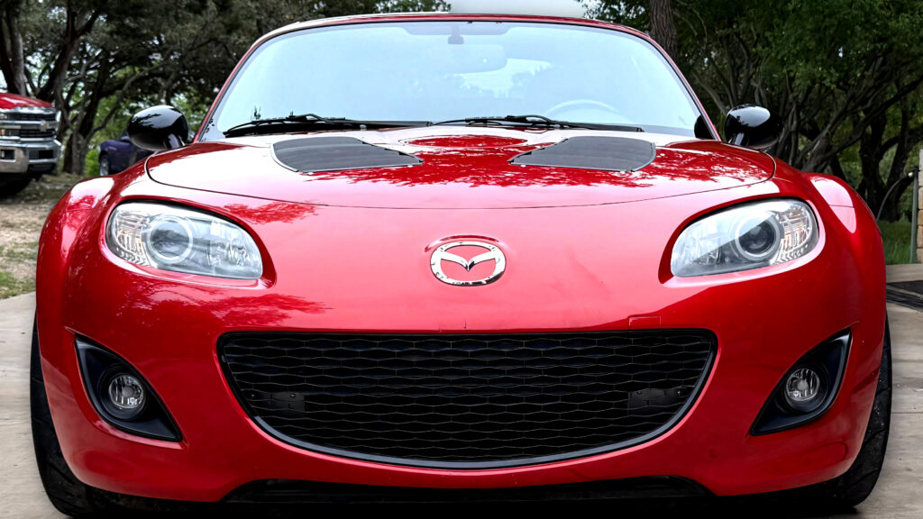Ця Mazda Miata посміхається, приховуючи під капотом потужний V8