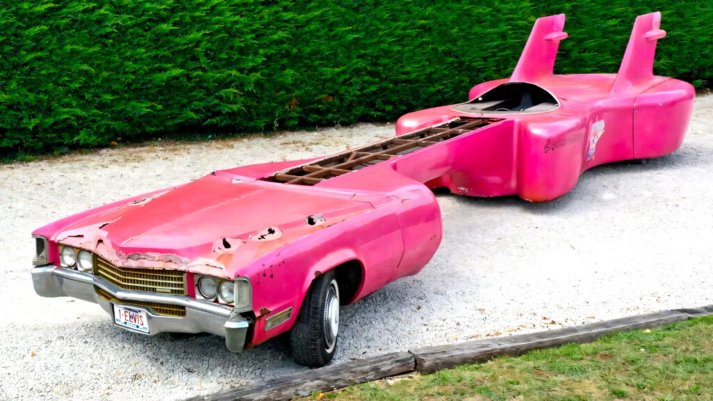 Гігантська 41-футова Cadillac у формі гітари Елвіса знову з’явилася після багаторічної зникнення