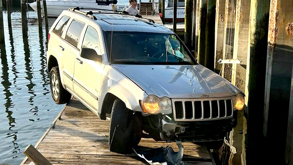 Пошкоджений Jeep на плавучому докі