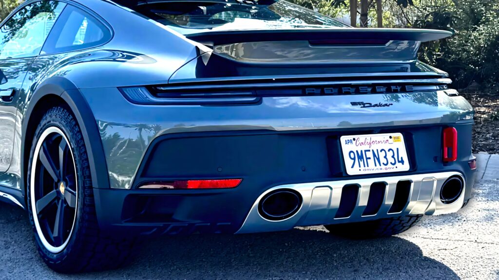 Вони проїхали 909 миль на Porsche 911 Dakar та заробили сотні тисяч доларів