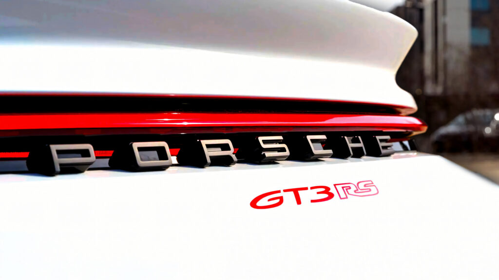 Йому заплатили 40 тисяч доларів за 1400 миль за кермом Porsche