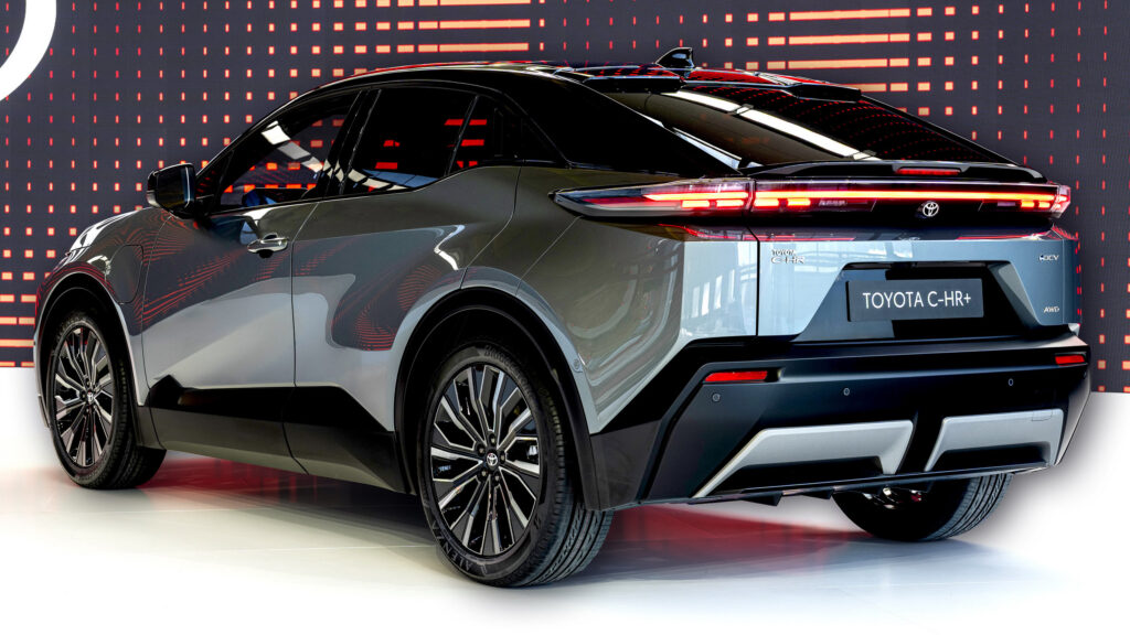 Чому Toyota створила свій найменший SUV швидшим за спортивний автомобіль