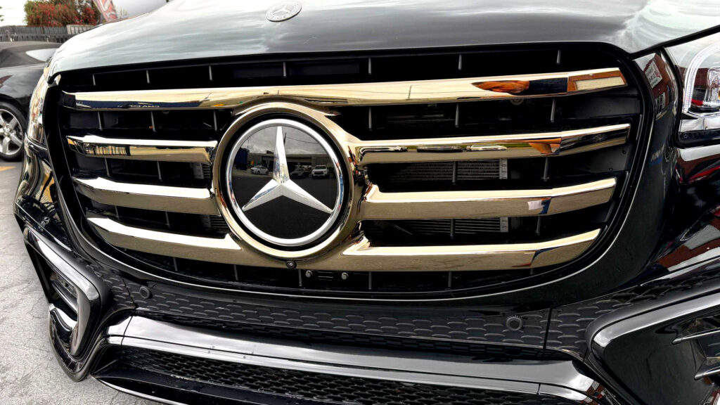 Продавець виставив новенький Mercedes SUV і миттєво втратив тисячі