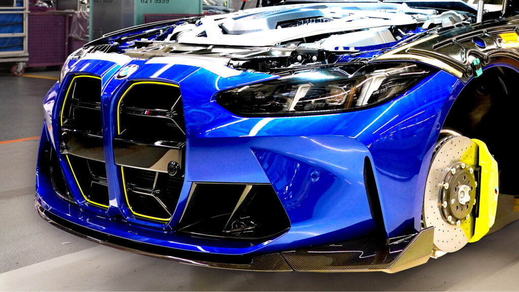 BMW витратив 20 годин на ідеальне фарбування M4 CS VR46