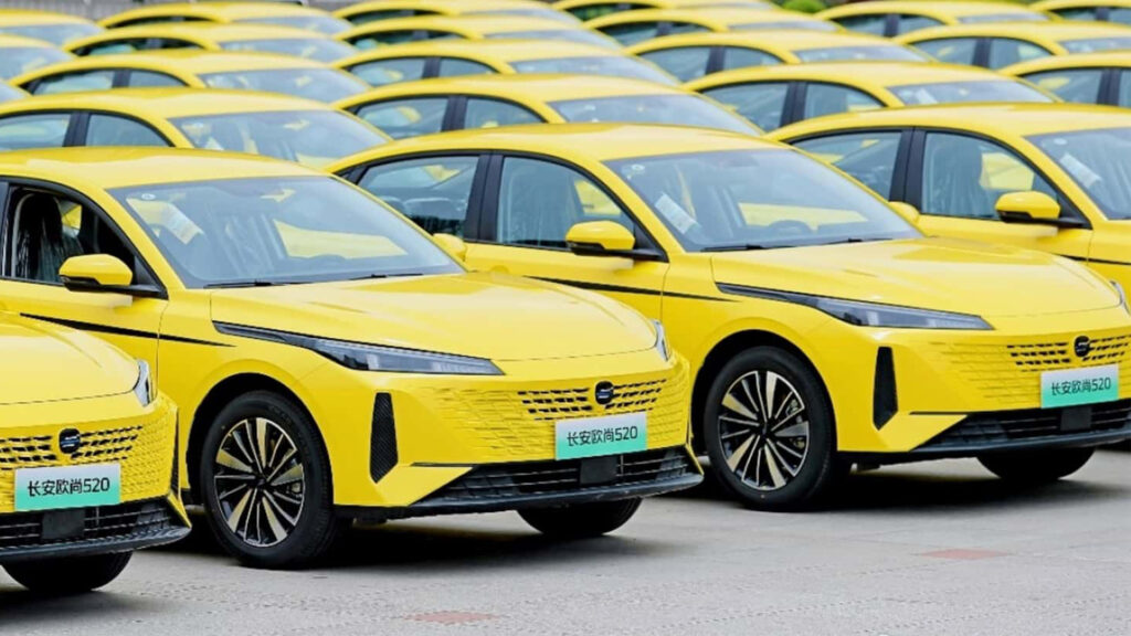 Швидка заміна акумуляторів за 100 секунд: Changan запускає електричні таксі