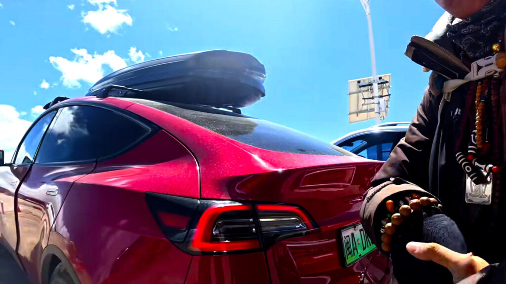 Власник Tesla модифікував Model Y для зарядки від бензину