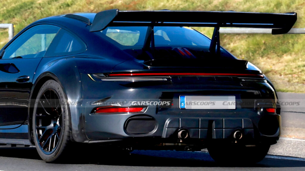 Новий Porsche 911 GT2 RS демонструє масивні крила, адже GT3 RS виглядає занадто струнко