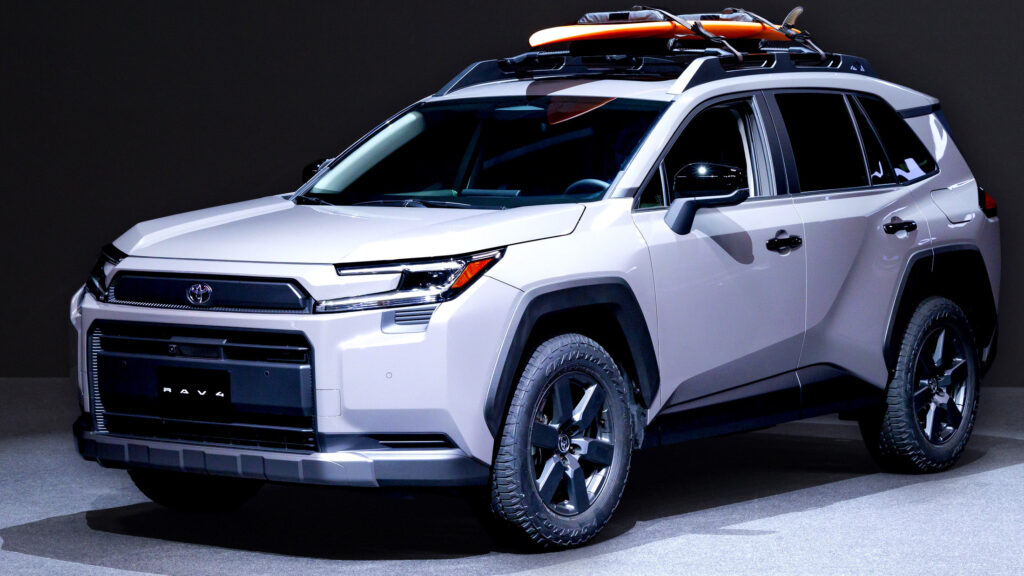 Новий RAV4: розгляньте кожен кут і приховані деталі