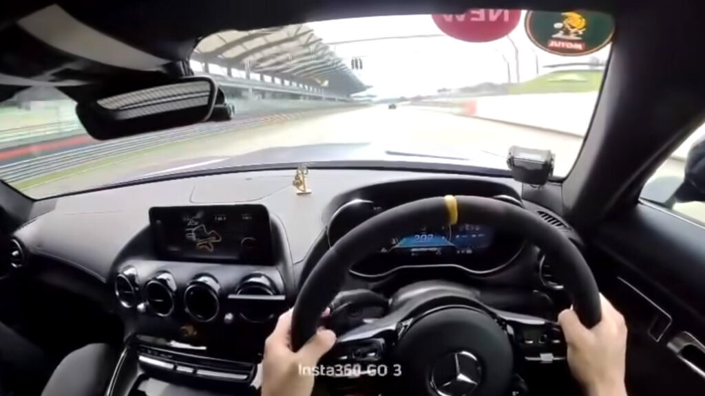 Mercedes-AMG GT не впорався з гальмуванням на великій швидкості та потрапив у аварію