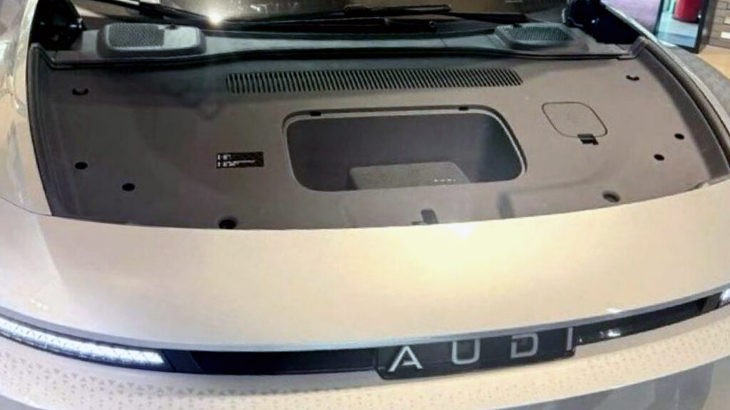 У Audi електричний автомобіль з великої літери має сміховинно малий багажник під капотом