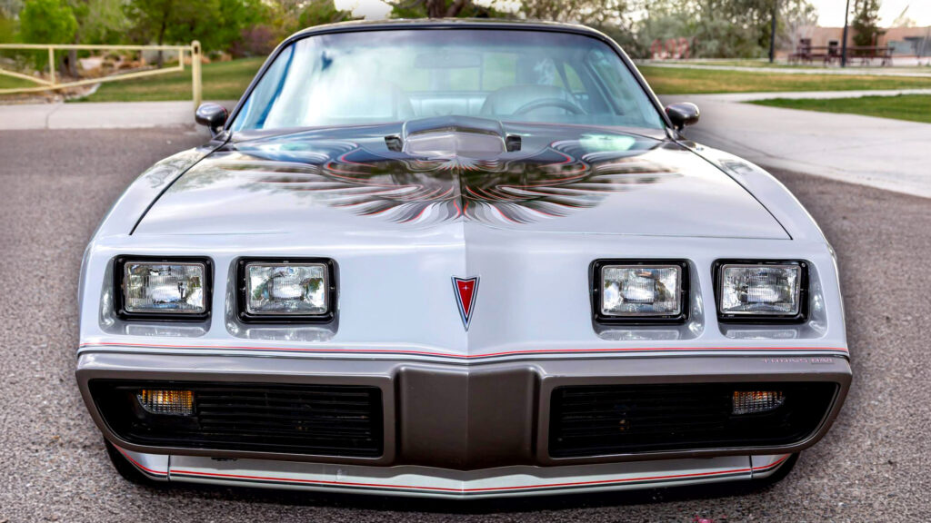 Мама проїхала на цьому Pontiac Firebird менше тисячі миль за 41 рік
