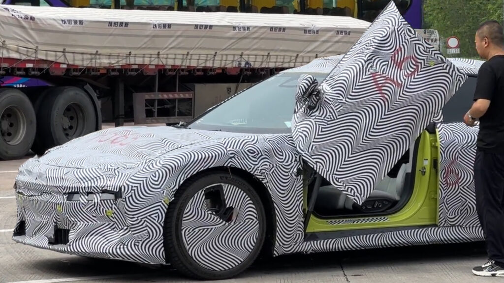 Оновлена версія електрокара Xpeng P7 тепер має двері на кшталт Lamborghini