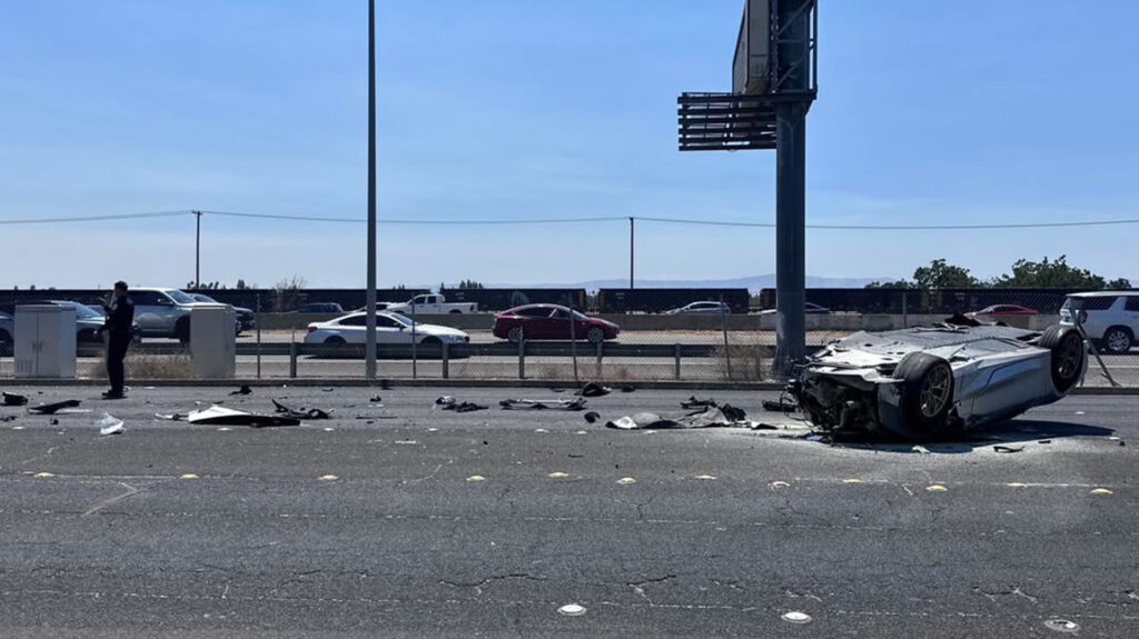 Водія Chevrolet Corvette викинуло з авто, а пілота Ford Mustang затримали під час перегонів у Каліфорнії