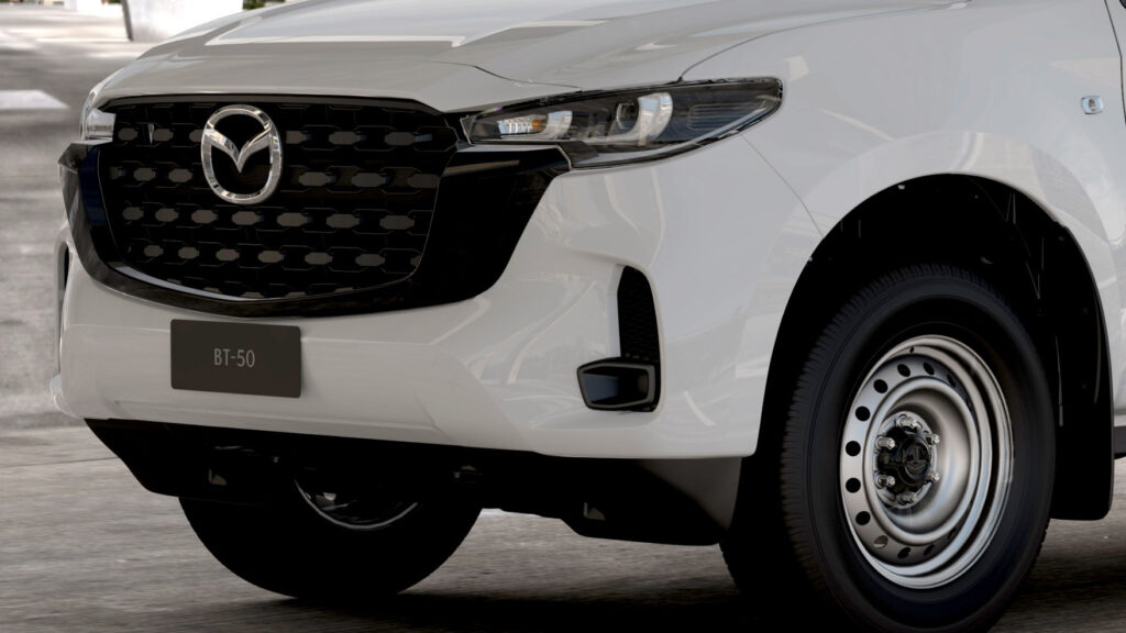 Оголений Mazda BT-50 стає потужнішим і функціональнішим