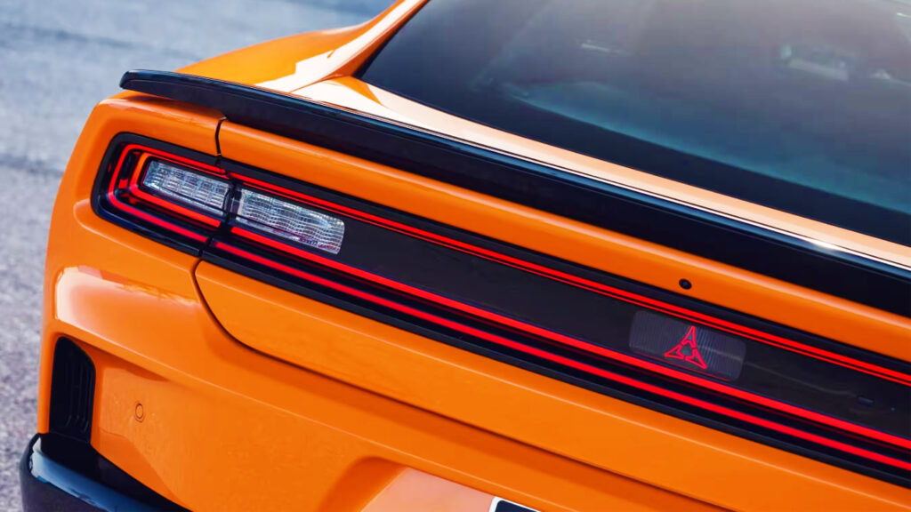 Никто не покупает электрический Dodge Charger, поэтому компания резко снижает его цену