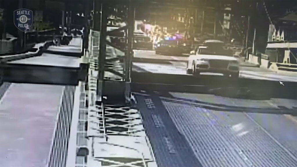 Украдене авто перестрибнуло через розвідний міст у Сіетлі під час божевільної погоні поліції