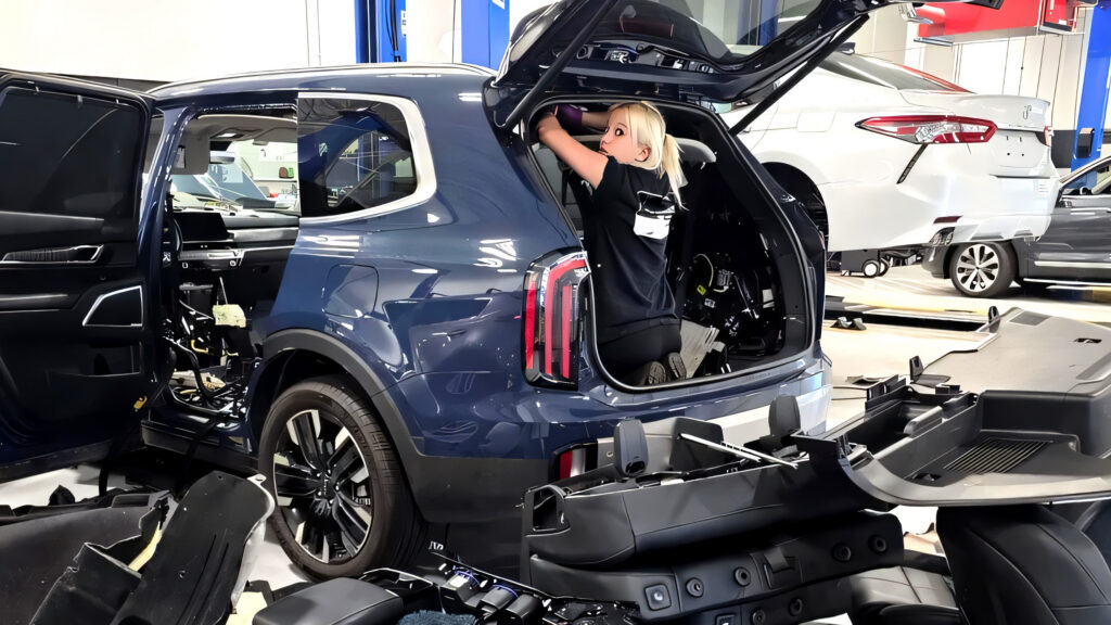 Крихітний передавлений дріт змусив Kia розбирати салони нових Telluride