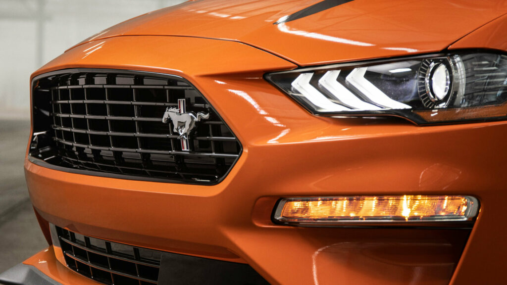 Водій Мустанга різко газує, і авто йде в занос на виставці Ford