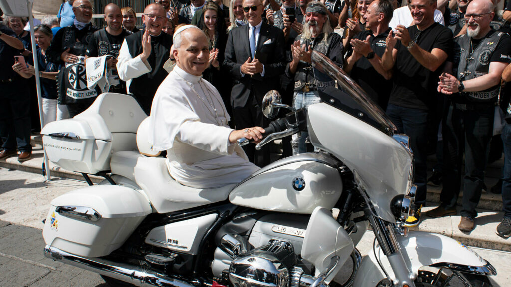 Папа Римський благословляє BMW: аукцион для благодійності з участю Лева XIV