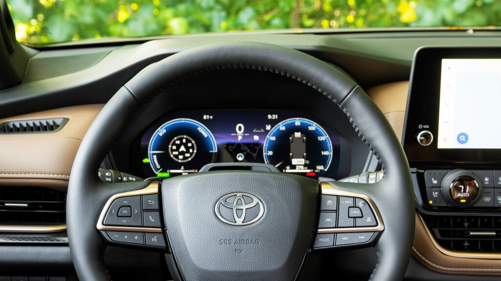 Майже 600 тисяч автомобілів Toyota можуть раптово втратити зображення на приладовій панелі