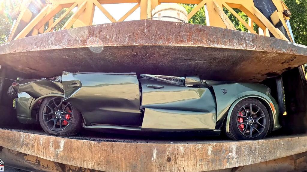 Поліція розчавила Dodge Hellcat для наочної демонстрації наслідків порушень