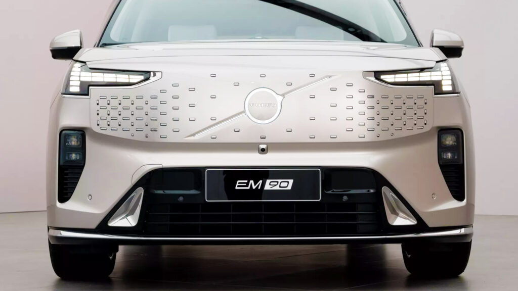 Volvo не має намірів постачати модель EM90 на американський ринок, попри наявність патентів на гібридну версію