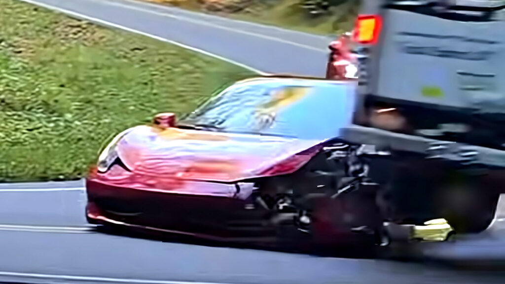 Ferrari випробовує себе на звивистій трасі Дракон, обганяючи вантажівку