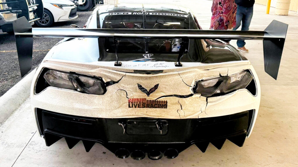 Цей Corvette ZR1 розвинув таку швидкість, що почав плавитися