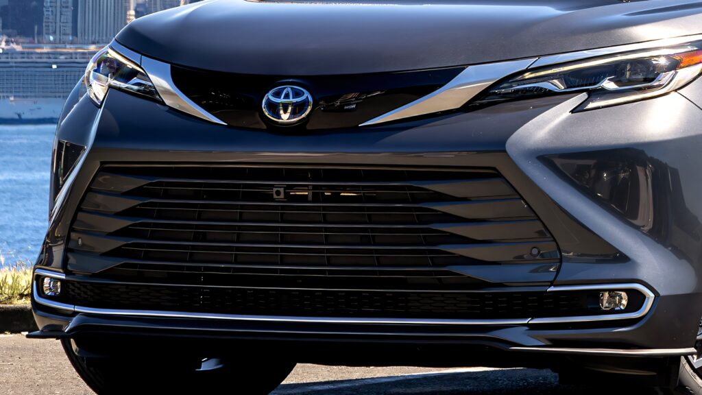Гібридний мінівен від Toyota стане розкішнішим і дорожчим у 2026 році