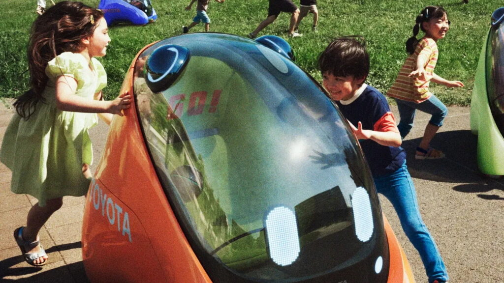 Чи довірили б ви цьому компактному Toyota відвезти вашу дитину до школи?