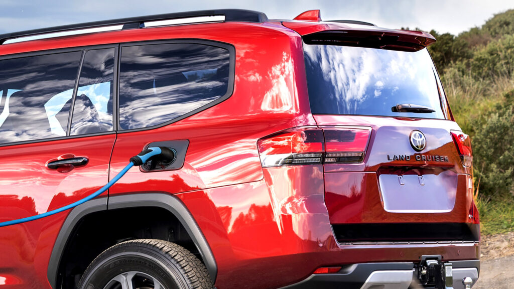 Найвитриваліший позашляховик Toyota може незабаром отримати роз’єм для зарядки