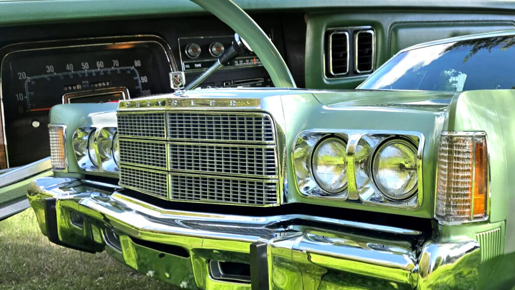 Chrysler 1977 року з пробігом як новий виглядає немов застиглим у часі